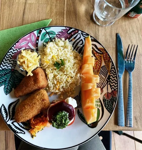 Assiette colorée servie chez Breizh'ilienne à Nantes