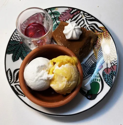 Dessert et glaces servis sur une assiette décorée