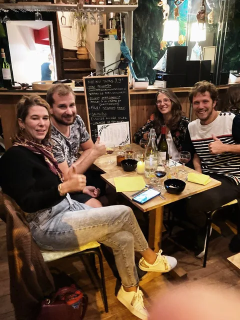 Clients réunis autour d'une table au restaurant