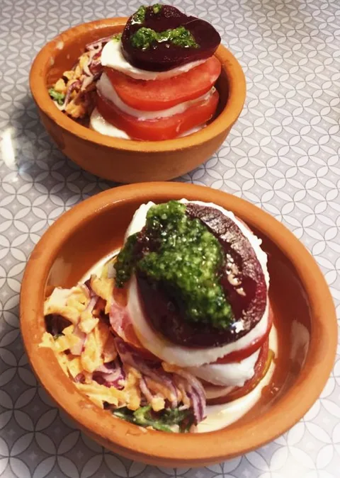 Préparation colorée présentée dans des ramequins au restaurant